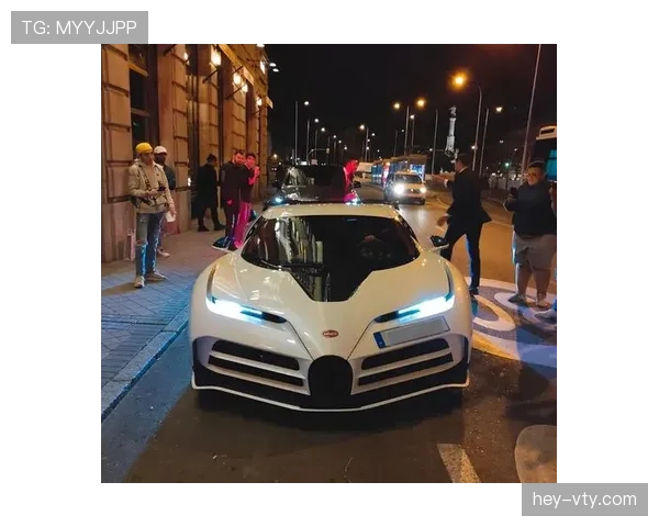 C罗这生活真扯,豪车别墅一大堆,转身还得吃方便面?! C罗这生活真扯,豪车别墅一大堆,转身还得吃方便面?!