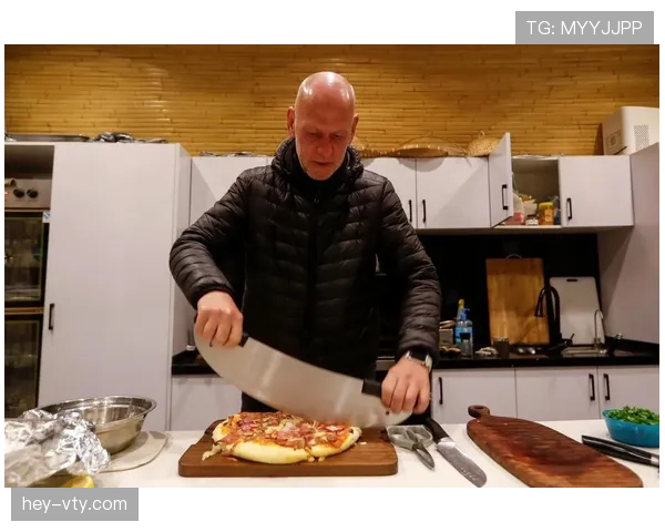 掌敏洁厨房直播切菜,桌上那瓶香槟能买我两年房租 掌敏洁厨房直播切菜,桌上那瓶香槟能买我两年房租